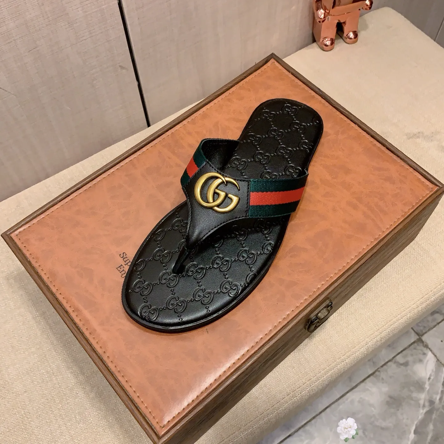 Slippers: New model: Factory price: 260💰💰🎩🎩🔥🔥《 Gucci* 》Series of slippers top purchasing agent🔍🔍Sold at the same time for men, original Italian imported webbing made of selected cowhide, exquisite workmanship,), sole: (super comfortable) original factory special sole, ⚠️exclusive double-layer movable molded sole super comfortable⚠️, real shot🎬the real thing is more beautiful🔍🔍266 regular code 38-44, can be ordered 45.